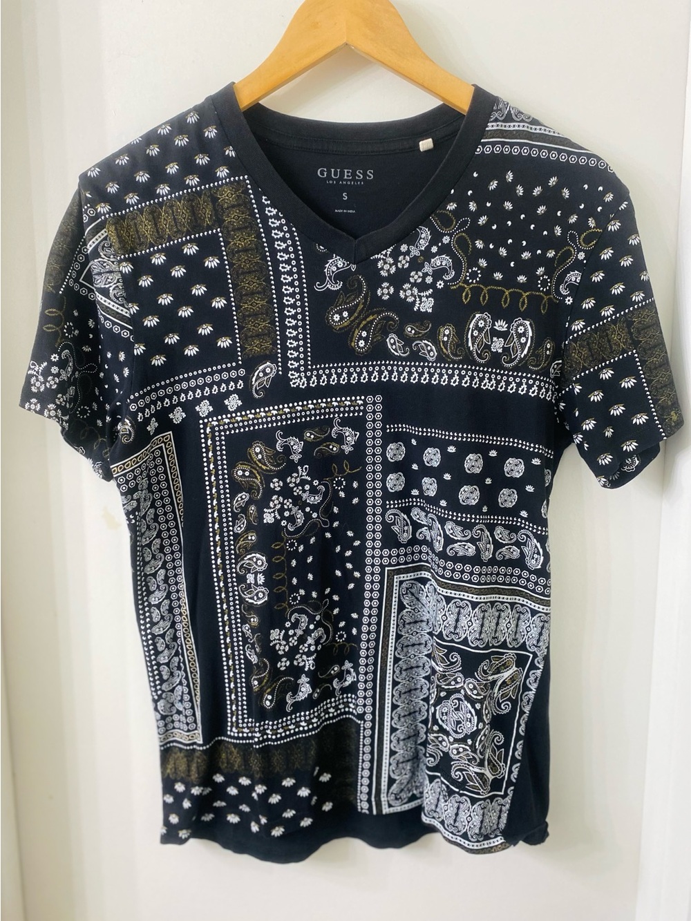 GUESS Black V-Neck Bandana-Print Short Sleeve Tee